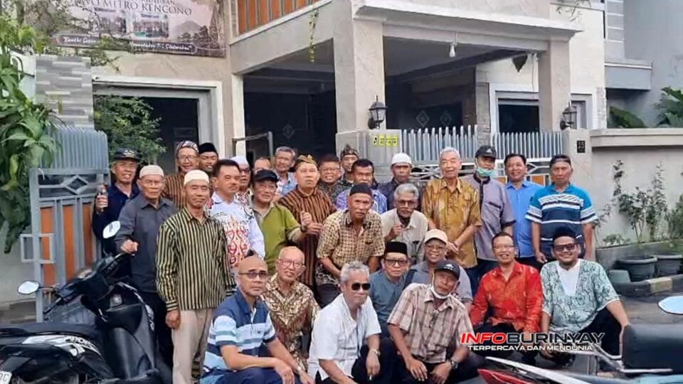 Anggota Paguyuban Purwo Mitro Kencono (PMK) berfoto bersama usai pertemuan rutin bulanan dan syukuran kelulusan dokter putri H. Budi Barokah di Rancaekek, Kabupaten Bandung, Minggu (21/6/2026).