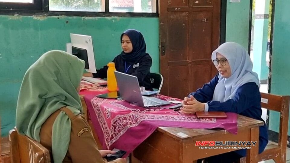 Panitia SPMB SMPN 3 Rancaekek melayani dan memverifikasi berkas pendaftaran calon murid baru pada hari kedua pelaksanaan SPMB 2026 di Kabupaten Bandung.