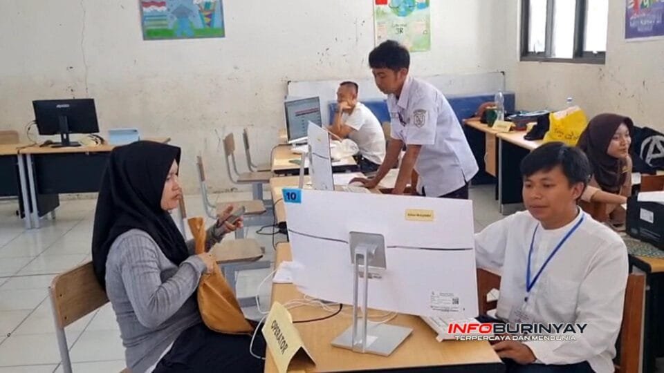 Panitia SPMB SMPN 5 Cileunyi melayani proses pendaftaran calon peserta didik baru Tahun Ajaran 20262027 di ruang layanan sekolah, Kabupaten Bandung, Selasa (1062026).