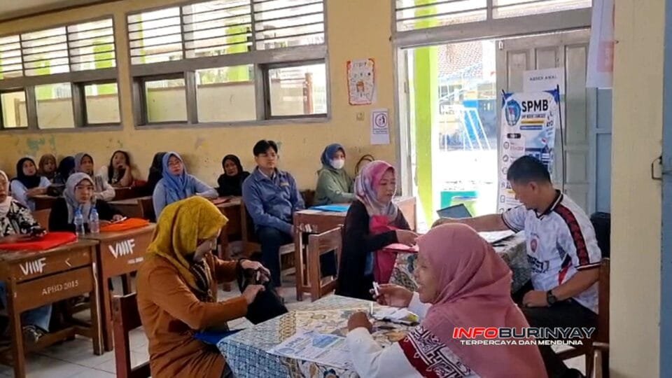 Pelaksanaan SPMB 2026 di SMPN 1 Rancaekek berlangsung tertib dengan ratusan orang tua dan calon peserta didik mengikuti proses pendaftaran pada hari ketiga.