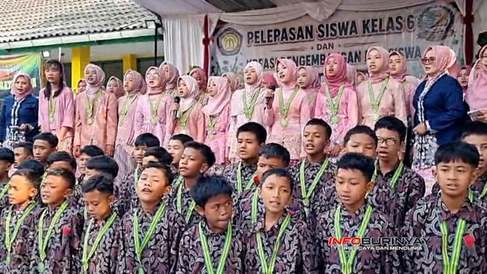 Siswa kelas VI SDN Permata Hijau bersama guru menampilkan paduan suara pada acara pelepasan angkatan ke-32 dan Kreasi Pengembangan Diri Siswa di Desa Jelegong, Rancaekek, Kabupaten Bandung.