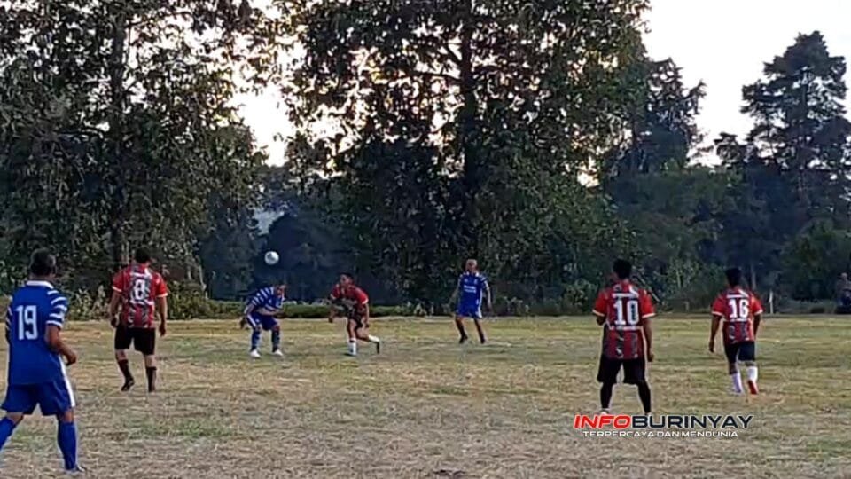 Pemain Persib Legend dan Rancabali United berebut bola dalam laga persahabatan Piknikna Para Legend di Lapang Sepak Bola Desa Patengan, Kecamatan Rancabali, Kabupaten Bandung.