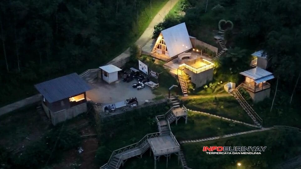 Pemandangan udara kawasan wisata The Ongrets Hill di Desa Sukawening, Ciwidey, Kabupaten Bandung, yang menghadirkan area glamping, spot swafoto, dan Moe Sky View Cafe di tengah panorama perbukitan serta hutan bambu.