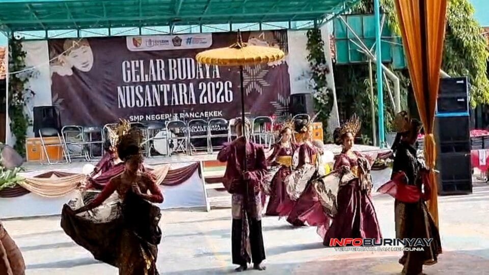 Penampilan tari tradisional siswa dalam Gelar Budaya Nusantara 2026 di SMPN 3 Rancaekek sebagai wujud pelestarian budaya dan penguatan karakter Pelajar Pancasila.