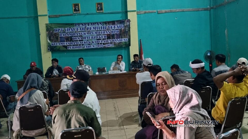 Panitia bersama masyarakat mengikuti rapat penetapan Daftar Pemilih Tetap (DPT), nomor urut calon, dan lokasi TPS Pemilihan BPD Desa Haurpugur Periode 2026–2034 di Aula Desa Haurpugur, Kecamatan Rancaekek, Kabupaten Bandung.