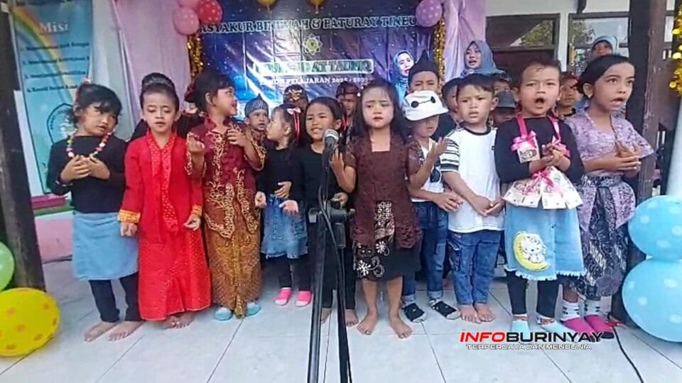 Siswa-siswi Pos PAUD At-Taufiq Rancaekek tampil dalam pentas seni saat acara pelepasan dan tasyakur Angkatan XIII Tahun Ajaran 2025/2026 di Desa Bojongloa, Kabupaten Bandung.