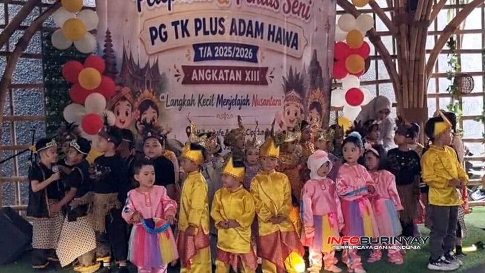 Siswa PGTK Plus Adam Hawa tampil mengenakan beragam kostum budaya Nusantara saat Pentas Seni dan Pelepasan Angkatan XIII Tahun Ajaran 2025/2026 di Haber Cafe & Resto, Cibiru, Kota Bandung.