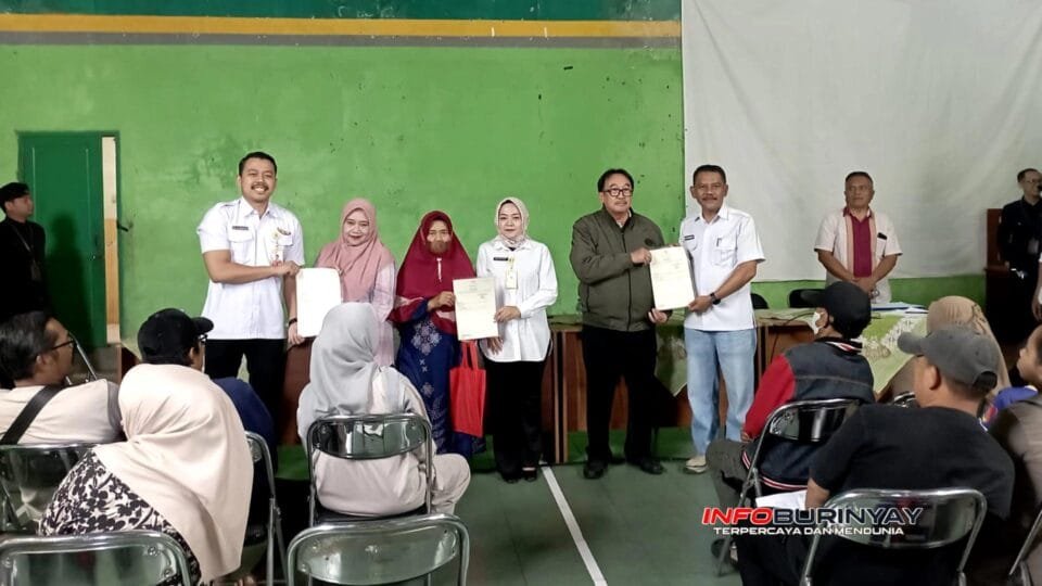 Perwakilan ATRBPN Kabupaten Bandung menyerahkan sertipikat Program PTSL 2026 kepada warga Desa Langensari, Kecamatan Solokanjeruk, dalam upaya percepatan legalitas dan kepastian hukum kepemilikan tanah masyarakat.