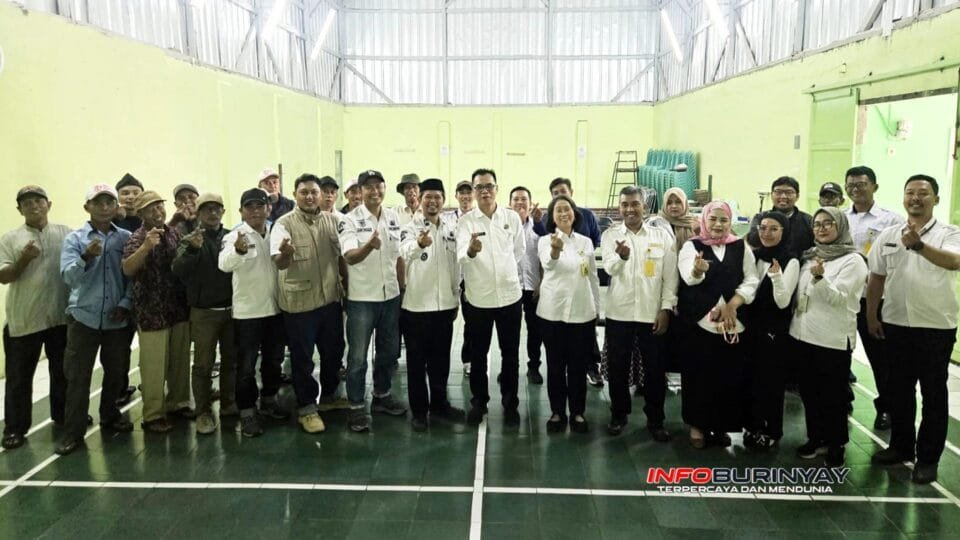 Petugas ATRBPN Kabupaten Bandung bersama pemerintah desa dan Satgas PTSL berfoto usai sosialisasi Program Pendaftaran Tanah Sistematis Lengkap (PTSL) 2026 di Kecamatan Pangaleng