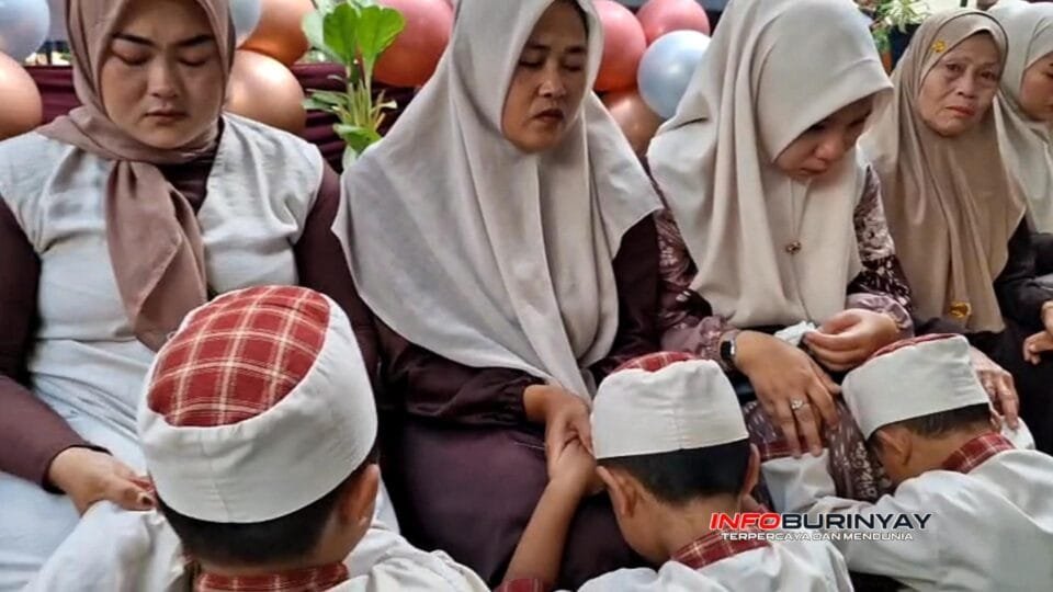 Siswa MI dan KOBER Ibadurrohman Kusumahani Al Badriyah melakukan prosesi sungkem kepada orang tua dalam acara perpisahan dan kenaikan kelas Tahun Ajaran 2025/2026 di Desa Cibodas, Kecamatan Pasirjambu, Kabupaten Bandung.