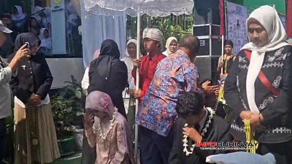 Prosesi pelepasan dan sungkeman siswa kelas IX SMPN 1 Pasirjambu kepada orang tua dalam acara kelulusan Tahun Ajaran 20252026 di Kabupaten Bandung.