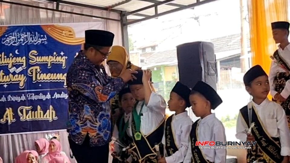 Prosesi wisuda santri MDTA At-Taubah Angkatan XIII Tahun Ajaran 20252026 di Masjid At-Taubah, Desa Jelegong, Kecamatan Rancaekek, Kabupaten Bandung.