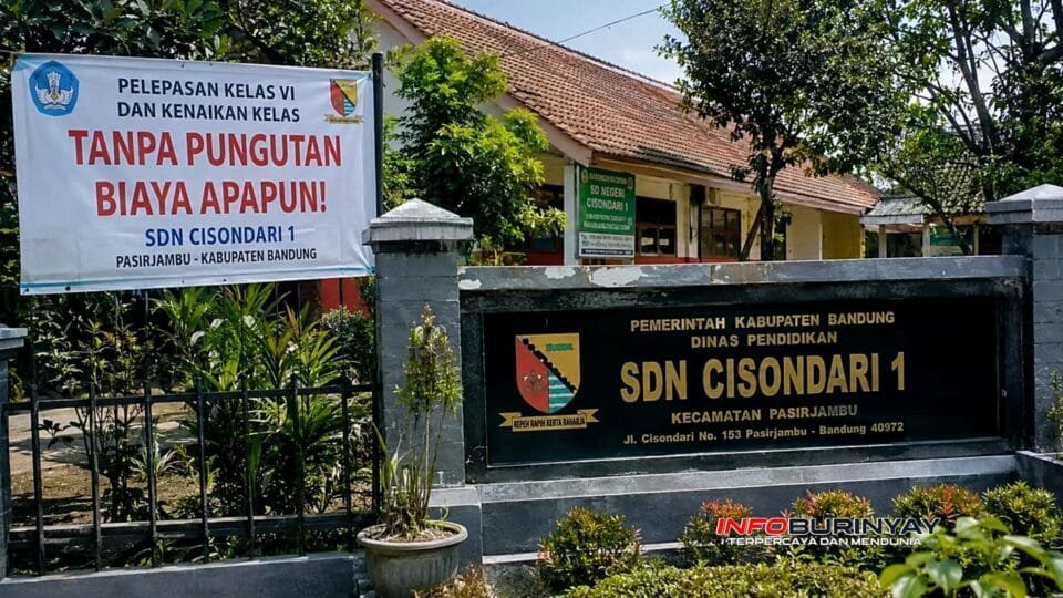 Suasana SDN Cisondari 1 Kecamatan Pasirjambu Kabupaten Bandung menjelang kegiatan pelepasan siswa kelas VI dan kenaikan kelas yang dipastikan berlangsung tanpa pungutan biaya kepada orang tua.