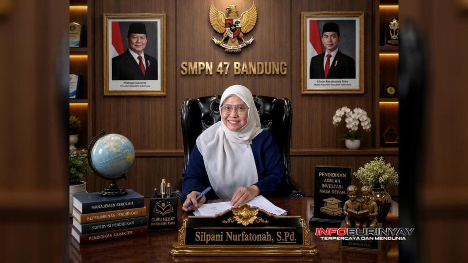 Silpani Nurpatonah Kepala SMPN 47 Bandung menyampaikan pandangan terkait tidak dihitungnya nilai Bahasa Sunda dalam jalur prestasi rapor SPMB Jawa Barat 2026 di ruang kerjanya.
