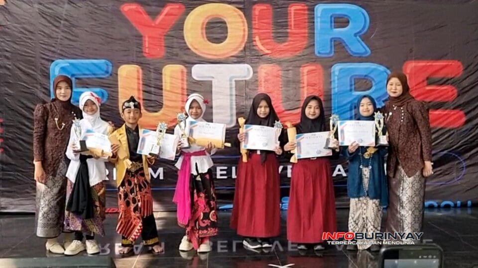 Siswa berprestasi SDN Solokan Jeruk 2 menerima penghargaan dan trofi pada acara pelepasan kelas VI bertajuk Elevate Your Future di Graha Alif, Solokan Jeruk, Kabupaten Bandung, Selasa (23/6/2026).