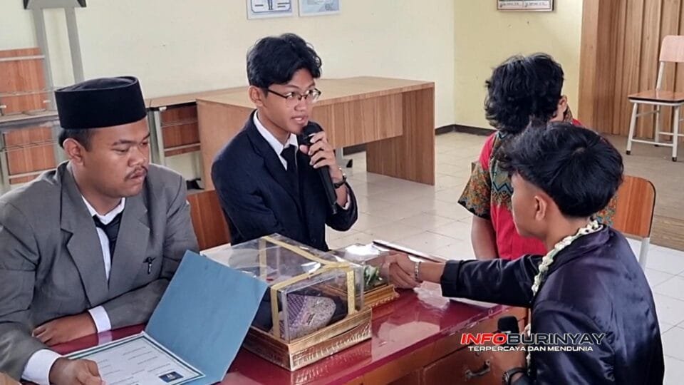 Siswa SMAN 1 Nagreg melaksanakan simulasi akad nikah dalam ujian praktik Pendidikan Agama Islam sebagai edukasi pencegahan pernikahan dini di Kabupaten Bandung.
