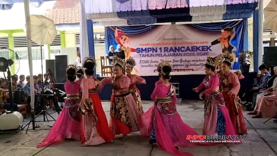 Siswi SMPN 1 Rancaekek menampilkan tari tradisional Sunda dalam Pagelaran Budaya dan Kreasi Seni Tahun Pelajaran 20252026 di Kabupaten Bandung.