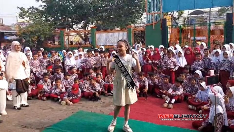 Seorang siswi SDN Cingcin 1 tampil di depan ratusan siswa saat Portfolio Showcase & Market Day 2026 di Kecamatan Soreang, Kabupaten Bandung, menampilkan bakat, kreativitas, dan hasil pembelajaran selama satu tahun.