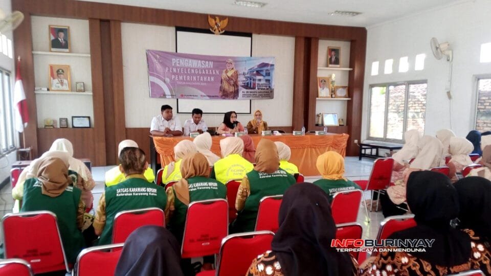 Sri Rahayu saat melaksanakan kegiatan Pengawasan Penyelenggaraan Pemerintahan Daerah Tahun Anggaran 2026 di Kelurahan Adiarsa Barat, Karawang, membahas sinergi pembangunan manusia Jawa Barat.
