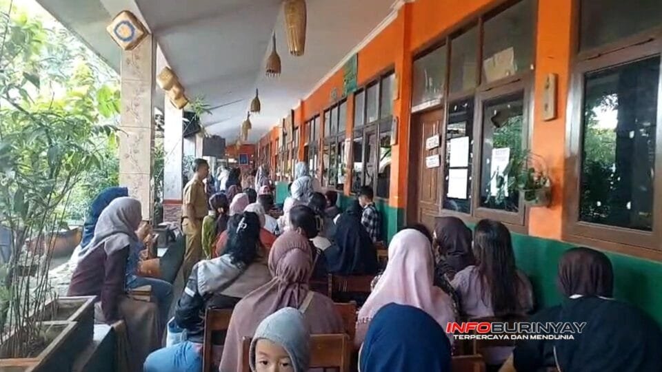 Suasana hari pertama SPMB 2026 di SDN Cingcin 01 Soreang, Kabupaten Bandung, dipadati orang tua calon murid yang mengantre untuk proses pendaftaran dan verifikasi berkas.