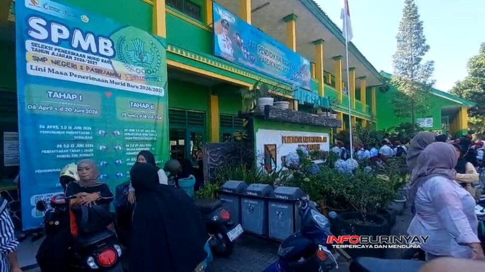 Suasana hari pertama daftar ulang SPMB Tahap 1 di SMPN 1 Pasirjambu Kabupaten Bandung dipadati wali murid yang mengurus verifikasi berkas dan administrasi siswa baru Tahun Ajaran 20262027.