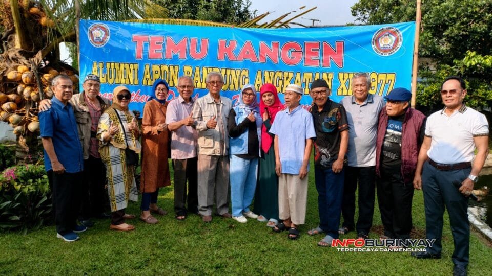 Temu Kangen Alumni APDN Bandung Angkatan XII Tahun 1977 berfoto bersama usai kegiatan silaturahmi di kediaman H. Sukmawijaya, Kecamatan Cisaat, Kabupaten Sukabumi, Sabtu (27/6/2026).