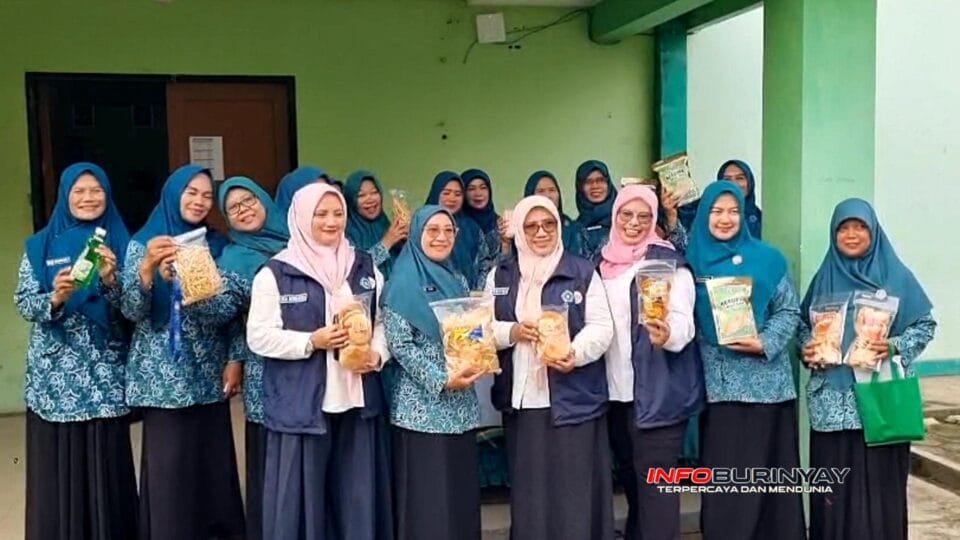 Tim Penilai TP PKK Kabupaten Bandung bersama kader PKK Kelurahan Rancaekek Kencana menampilkan produk unggulan UMKM saat rechecking Evaluasi 10 Program Pokok PKK dan 5 Program Unggulan di Kecamatan Rancaekek, Kabupaten Bandung