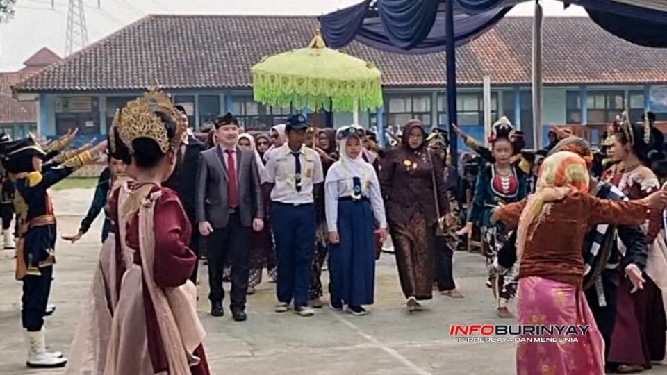 Siswa-siswi SMPN 2 Rancaekek menampilkan upacara adat Sunda Lengser saat pembukaan Graduation 2026 yang melepas 314 lulusan di Kabupaten Bandung.