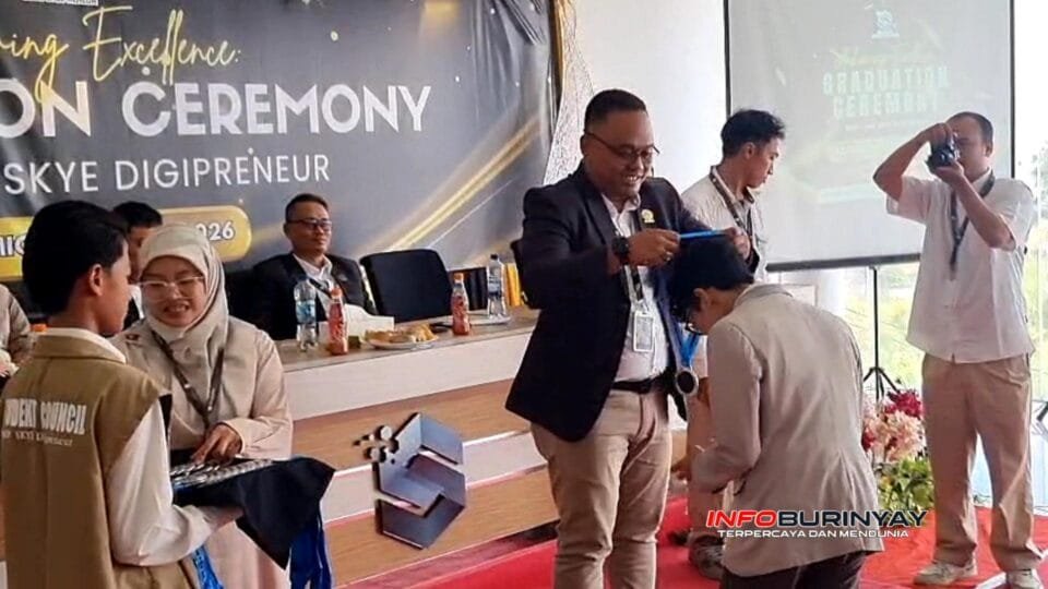 Prosesi wisuda SMP-SMK Skye Digipreneur angkatan ketiga Tahun Akademik 2025/2026 saat pihak sekolah mengalungkan medali penghargaan kepada siswa berprestasi di Rancaekek, Kabupaten Bandung, Sabtu (20/6/2026)