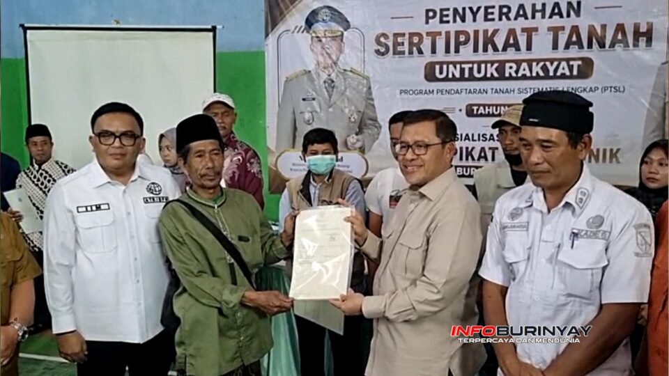 Anggota DPR RI Dr. H. Ahmad Heryawan, Lc., M.Si. menyerahkan sertifikat tanah Program PTSL Tahun 2026 kepada warga pada kegiatan penyerahan sertifikat dan sosialisasi Sertifikat Elektronik di GOR Desa Drawati, Kecamatan Paseh, Kabupaten Bandung.