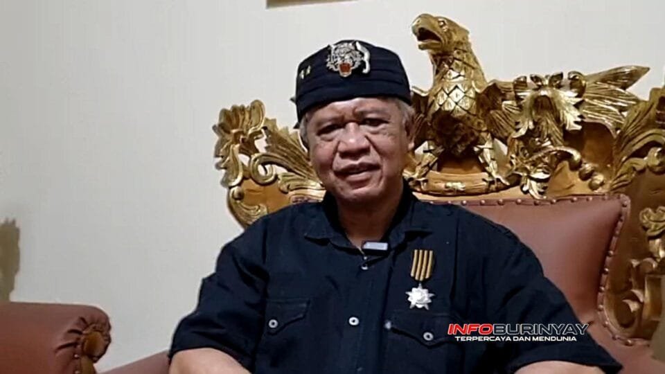 Irjen Pol (Purn.) Dr. Drs. Anton Charliyan, M.P.K.N., Ketua Majelis Adat Sunda, memberikan keterangan kepada awak media terkait penguatan kampung adat sebagai prioritas pelestarian budaya Sunda di Bandung, Kamis (16/7/2026).