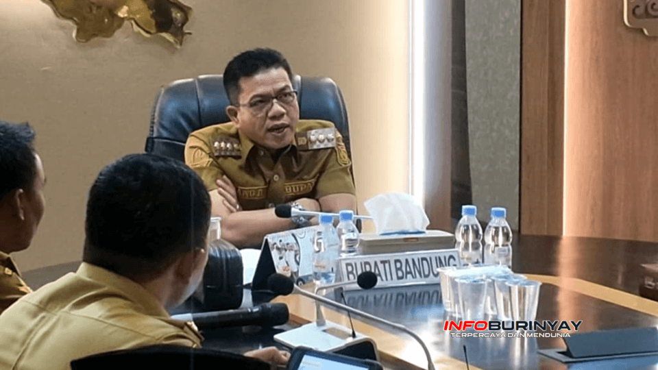 Bupati Bandung Dadang Supriatna memimpin pertemuan bersama Camat Pangalengan, Kepala Desa Pulosari, BPD, dan tokoh masyarakat untuk membahas percepatan pembangunan SMA Negeri baru di Pangalengan.