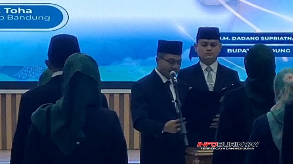 Bupati Bandung Dadang Supriatna memimpin pelantikan dan pengambilan sumpah jabatan 27 kepala sekolah SD dan SMP di Gedung Mohammad Toha, Soreang, Kabupaten Bandung.