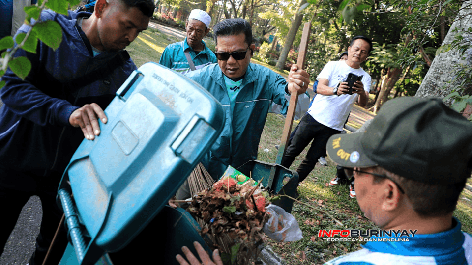 Bupati Bandung Dadang Supriatna memimpin aksi korve membersihkan lingkungan pada Gerakan Indonesia ASRI di Lapangan Upakarti, Soreang, Kabupaten Bandung.