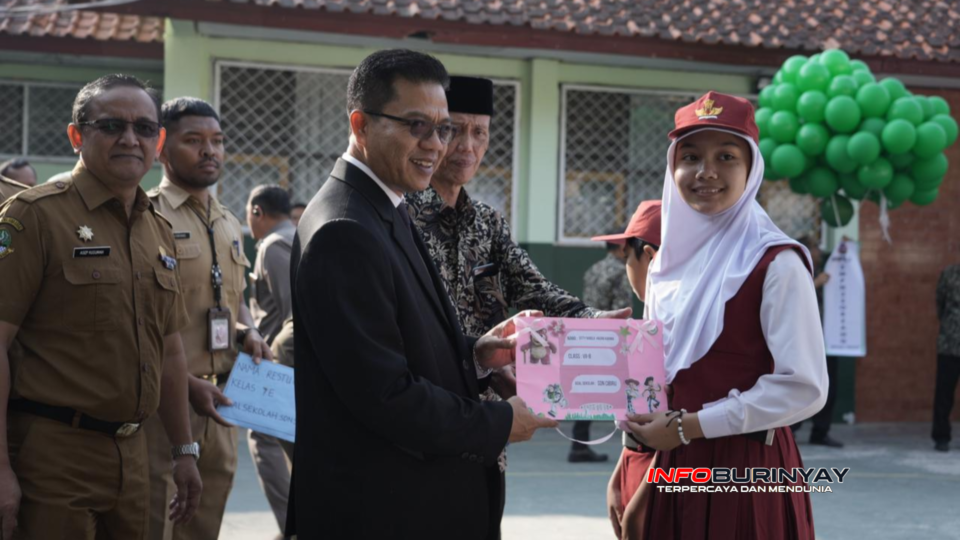 Bupati Bandung Dadang Supriatna menyerahkan perlengkapan MPLS secara simbolis kepada peserta didik baru saat pembukaan MPLS Tahun Ajaran 2026/2027 di SMPN 3 Soreang.