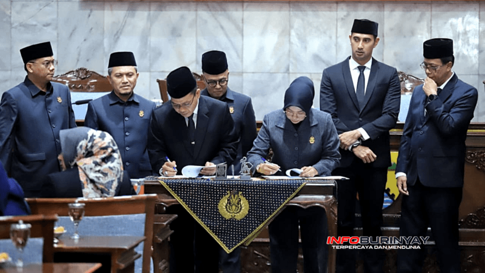 Bupati Bandung Dadang Supriatna bersama pimpinan DPRD Kabupaten Bandung menandatangani persetujuan dua Raperda strategis dalam Rapat Paripurna DPRD Kabupaten Bandung, Senin (13/7/2026).