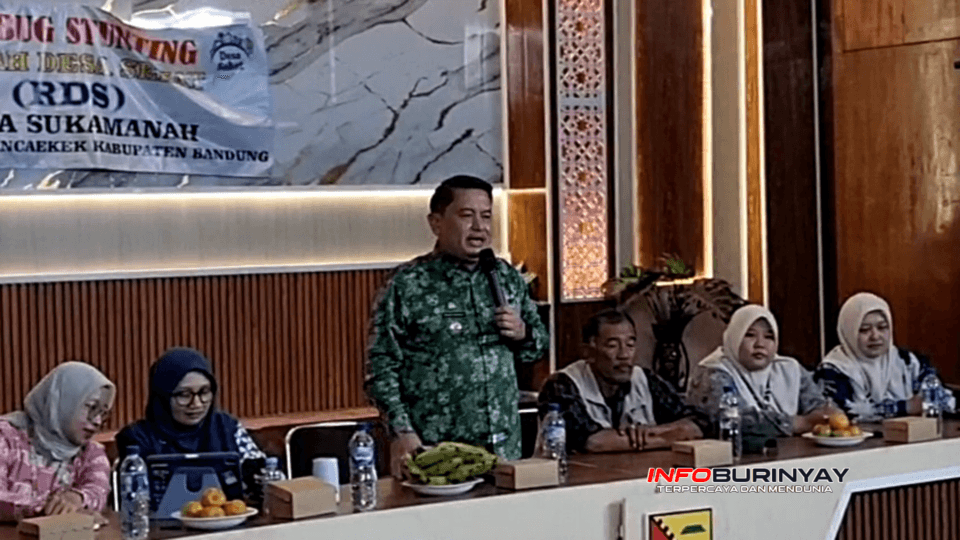 Camat Rancaekek H. Gugum Gumilar memberikan sambutan saat membuka Rembug Stunting Rumah Desa Sehat (RDS) di Aula Desa Sukamanah, Kecamatan Rancaekek, Kabupaten Bandung, sebagai upaya memperkuat kolaborasi menuju Zero Stunting.