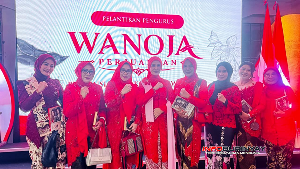 Dea Mardiyanti bersama peserta dan pengurus Wanoja Perjuangan berfoto usai pelantikan dalam rangkaian Fatmawati Trophy Jawa Barat 2026 di Bandung.