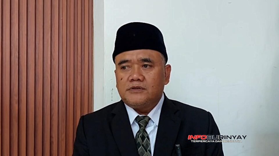 H. Enjang Wahyudin, S.Ap., M.Ip., Kepala BKPSDM Kabupaten Bandung, memberikan keterangan kepada awak media seusai pelantikan pejabat fungsional dan kepala sekolah di Gedung Mohammad Toha, Soreang.