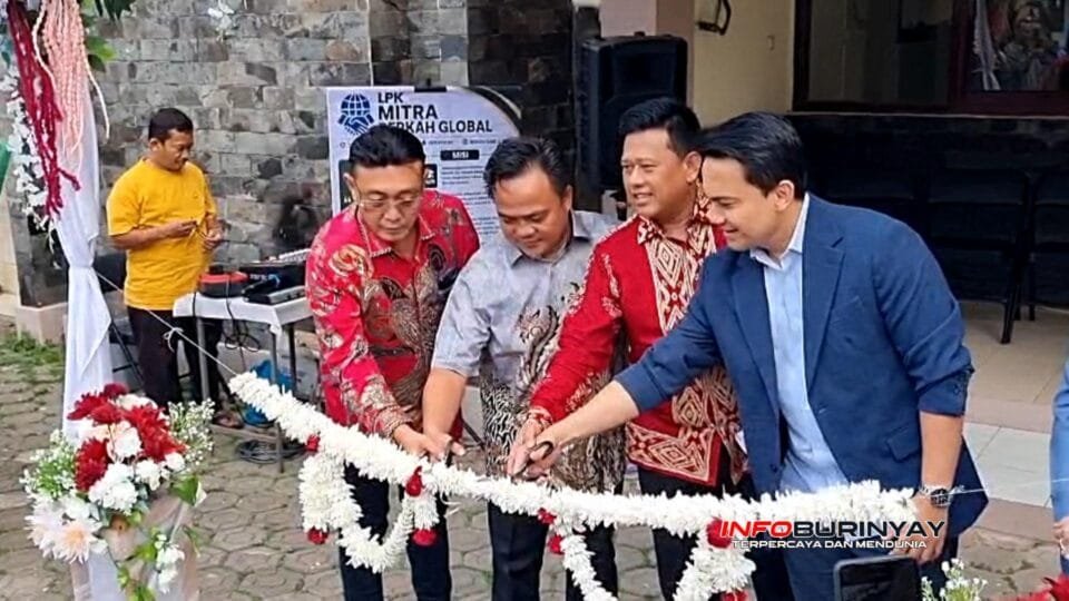 Prosesi gunting pita peluncuran LPK Mitra Berkah Global di Jalan Soekarno Hatta No. 623 Kota Bandung sebagai lembaga pelatihan kerja yang menyiapkan SDM profesional siap bekerja di Jepang, Korea, dan Taiwan.