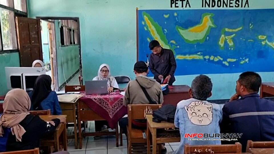 Panitia SPMB Tahap II SMPN 3 Rancaekek melayani orang tua calon peserta didik pada hari ketiga pendaftaran jalur akademik dan mutasi di ruang pelayanan sekolah, Kabupaten Bandung.