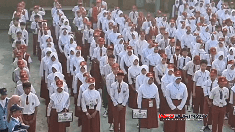 Ratusan peserta didik baru SMPN 3 Rancaekek mengikuti upacara hari pertama masuk sekolah dan pembukaan MPLS Ramah Tahun Ajaran 2026/2027 di Kabupaten Bandung.