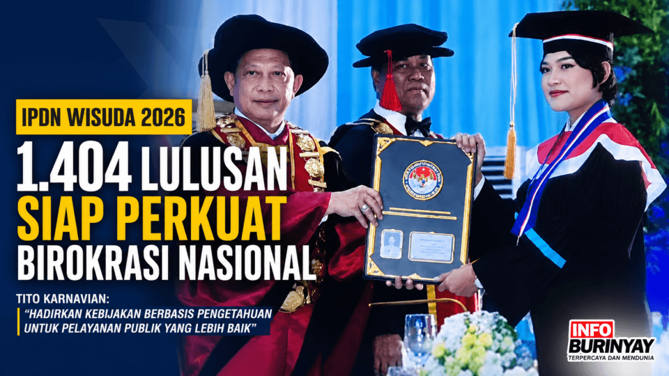 Menteri Dalam Negeri Tito Karnavian menyerahkan penghargaan kepada lulusan terbaik pada Wisuda IPDN Tahun Akademik 2025/2026 di Kampus Jatinangor, Sumedang.