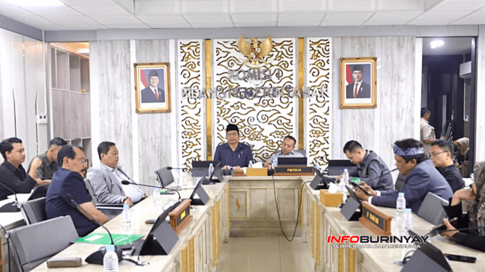 Rapat Komisi I DPRD Provinsi Jawa Barat bersama Komunitas Pengkaji Pergantian Nama Provinsi Jawa Barat membahas usulan perubahan nama menjadi Provinsi Sunda di ruang rapat DPRD Jabar.