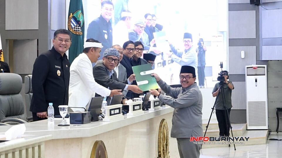 Muhammad Sidkon Djampi menyerahkan Laporan Pelaksanaan Reses III Tahun Sidang 2025/2026 Fraksi Partai Kebangkitan Bangsa (FPKB) DPRD Provinsi Jawa Barat dalam Rapat Paripurna di Gedung DPRD Jawa Barat.