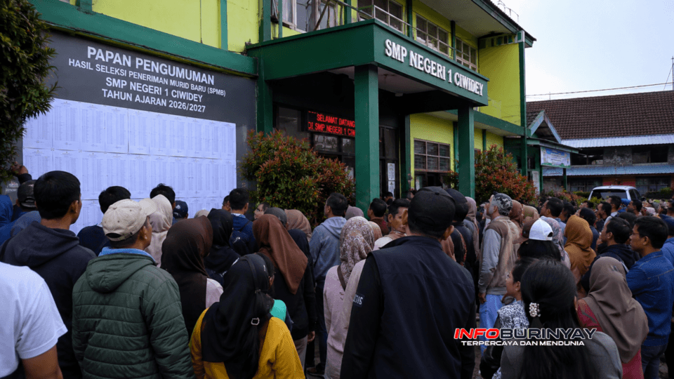 Orang tua dan calon peserta didik memadati papan pengumuman hasil Seleksi Penerimaan Murid Baru (SPMB) Tahun Ajaran 2026/2027 di SMP Negeri 1 Ciwidey, Kabupaten Bandung.