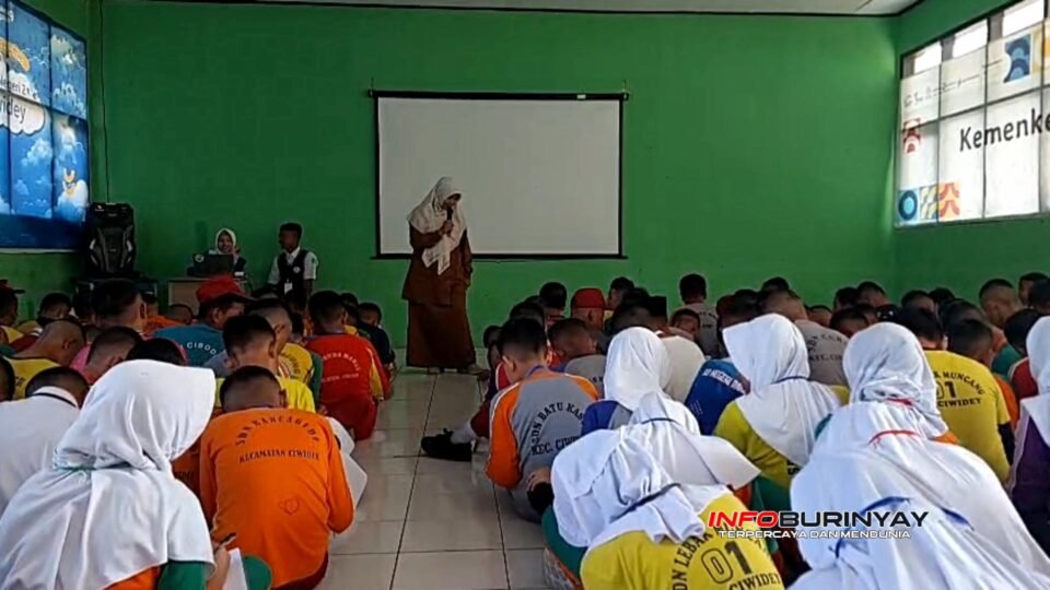 Pemateri memberikan materi visi dan misi sekolah kepada 248 peserta didik baru pada hari kedua MPLS SMP Negeri 2 Ciwidey, Kabupaten Bandung, Selasa (14/7/2026).