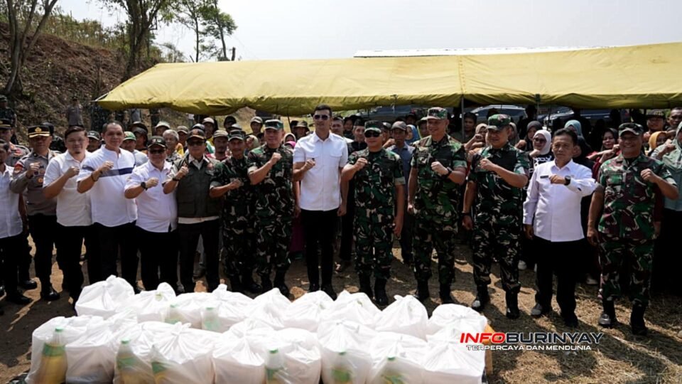 Wakil Bupati Bandung Ali Syakieb bersama Pangdam III/Siliwangi Mayjen TNI Dadang Arif Abdurahman berfoto bersama usai penyaluran bantuan ayam dan peninjauan Program Cikabayam di Kecamatan Banjaran, Kabupaten Bandung.
