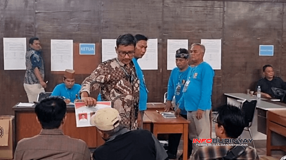 Seorang peserta memberikan suara dalam Pemilihan Anggota BPD Desa Rancaekek Wetan Masa Bakti 2026–2034 di GOR Desa Rancaekek Wetan, Kecamatan Rancaekek, Kabupaten Bandung, Minggu (12/7/2026).