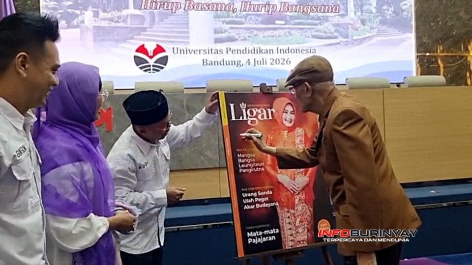Prof. Dr. Iyus Rusyana selaku Sesepuh Ligar menandatangani sampul perdana Majalah Sunda Ligar pada acara Gelaring Majalah Sunda Ligar bertema "Hirup Basana Hirup Bangsana" di Auditorium FPBS Universitas Pendidikan Indonesia (UPI), Bandung, Sabtu (4/7/2026).